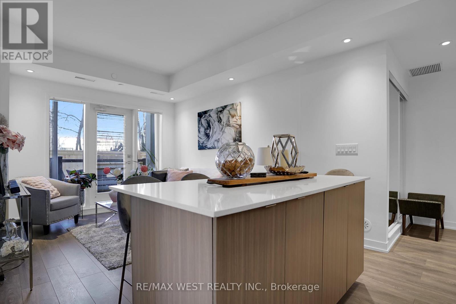 208 - 130 Canon Jackson Drive, Toronto, Ontario  M6M 0B7 - Photo 4 - W12461862