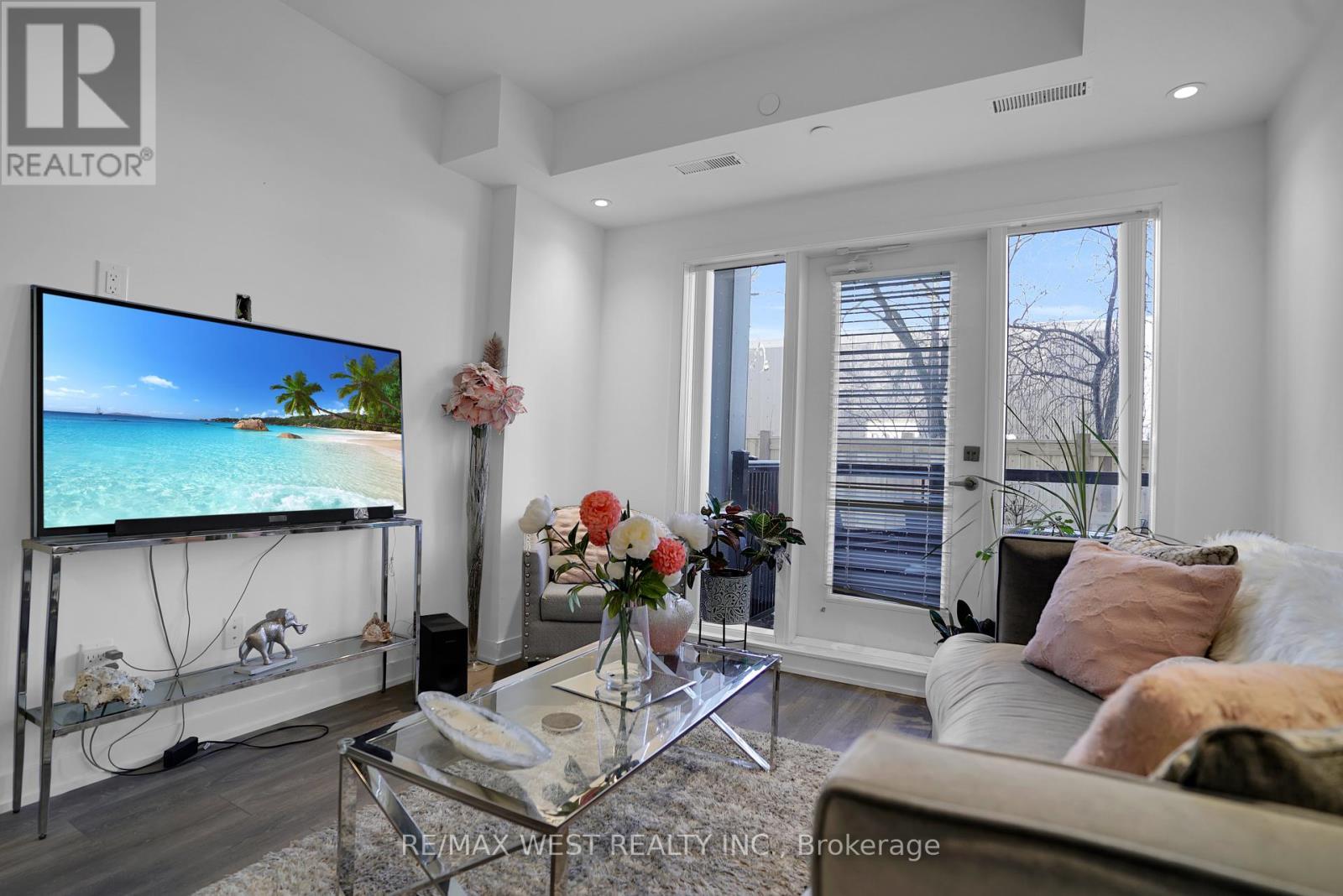 208 - 130 Canon Jackson Drive, Toronto, Ontario  M6M 0B7 - Photo 6 - W12461862