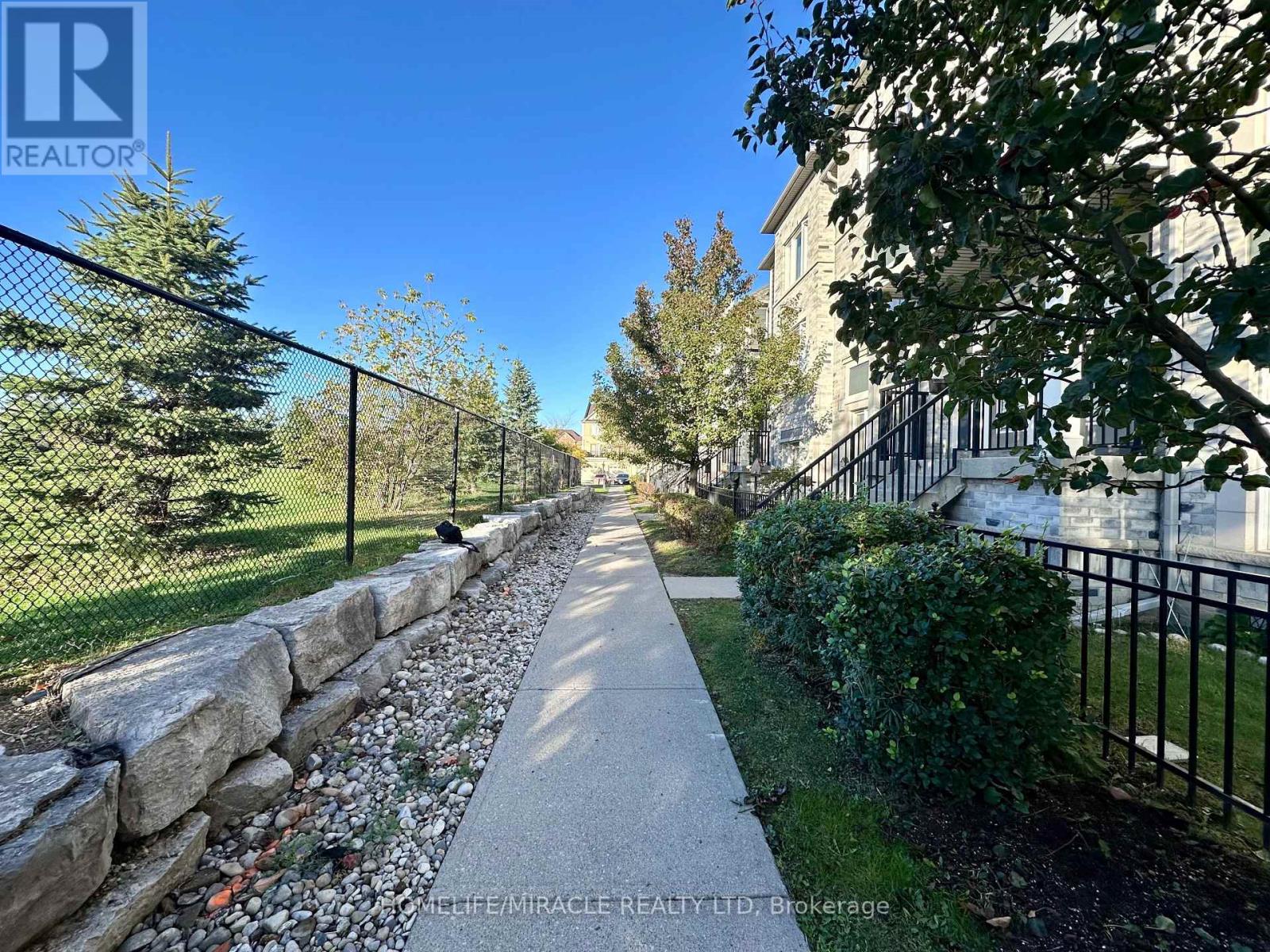 25 - 60 Fairwood Circle, Brampton, Ontario  L6R 0Y6 - Photo 2 - W12461873