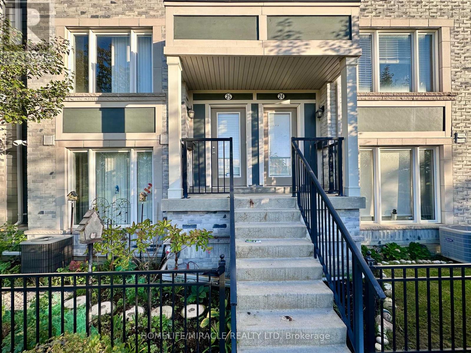 25 - 60 Fairwood Circle, Brampton, Ontario  L6R 0Y6 - Photo 3 - W12461873