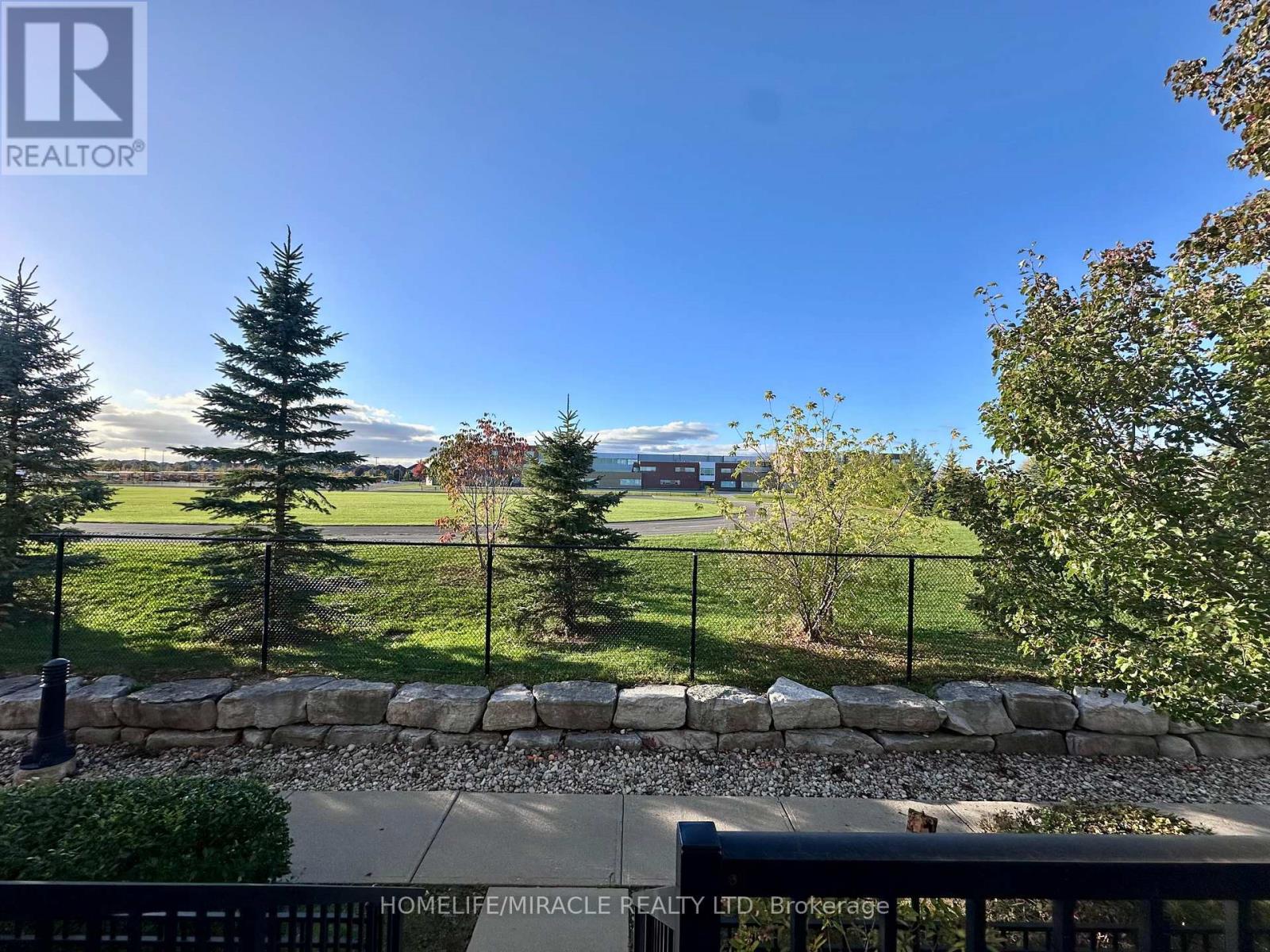 25 - 60 Fairwood Circle, Brampton, Ontario  L6R 0Y6 - Photo 4 - W12461873