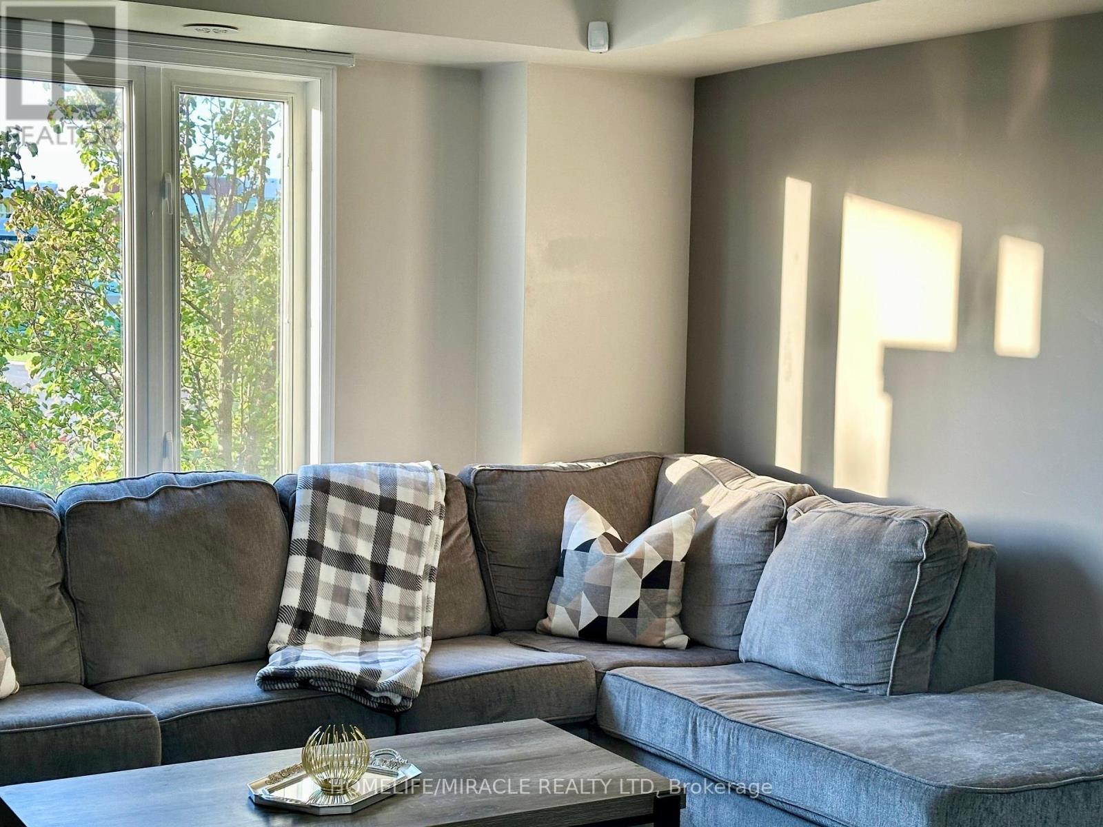 25 - 60 Fairwood Circle, Brampton, Ontario  L6R 0Y6 - Photo 8 - W12461873