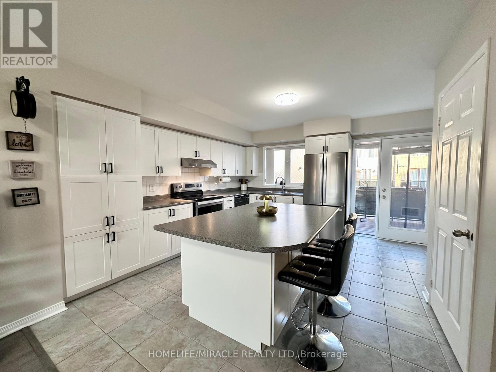 25 - 60 Fairwood Circle, Brampton, Ontario  L6R 0Y6 - Photo 9 - W12461873