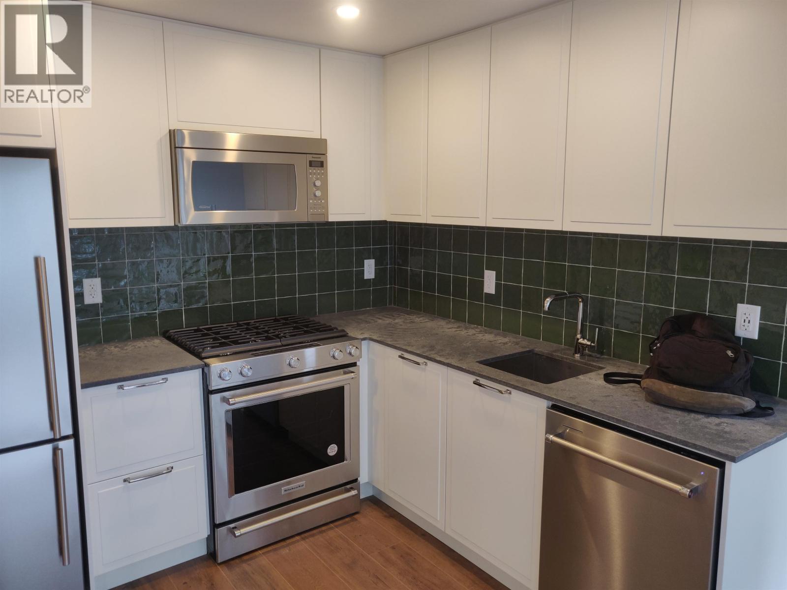 414 645 Como Lake Avenue, Coquitlam, British Columbia  V3J 0N9 - Photo 1 - R3057906