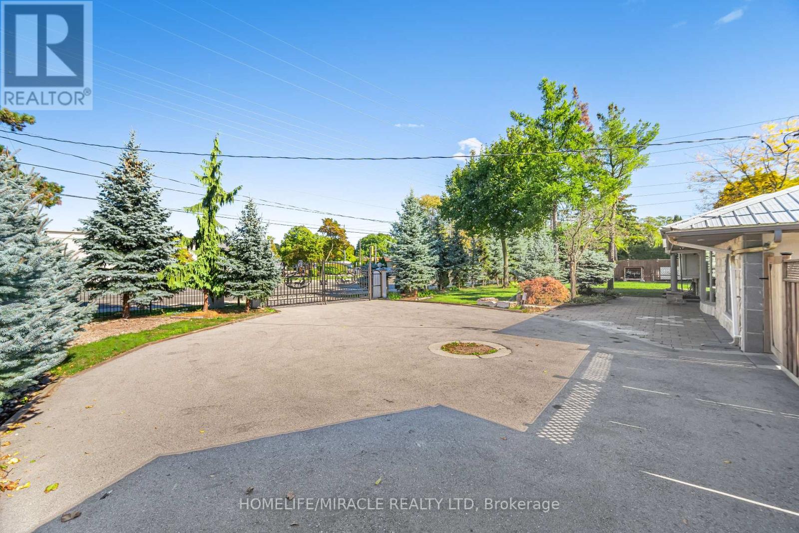 308 Third Line, Oakville, Ontario  L6L 4A4 - Photo 3 - W12460025