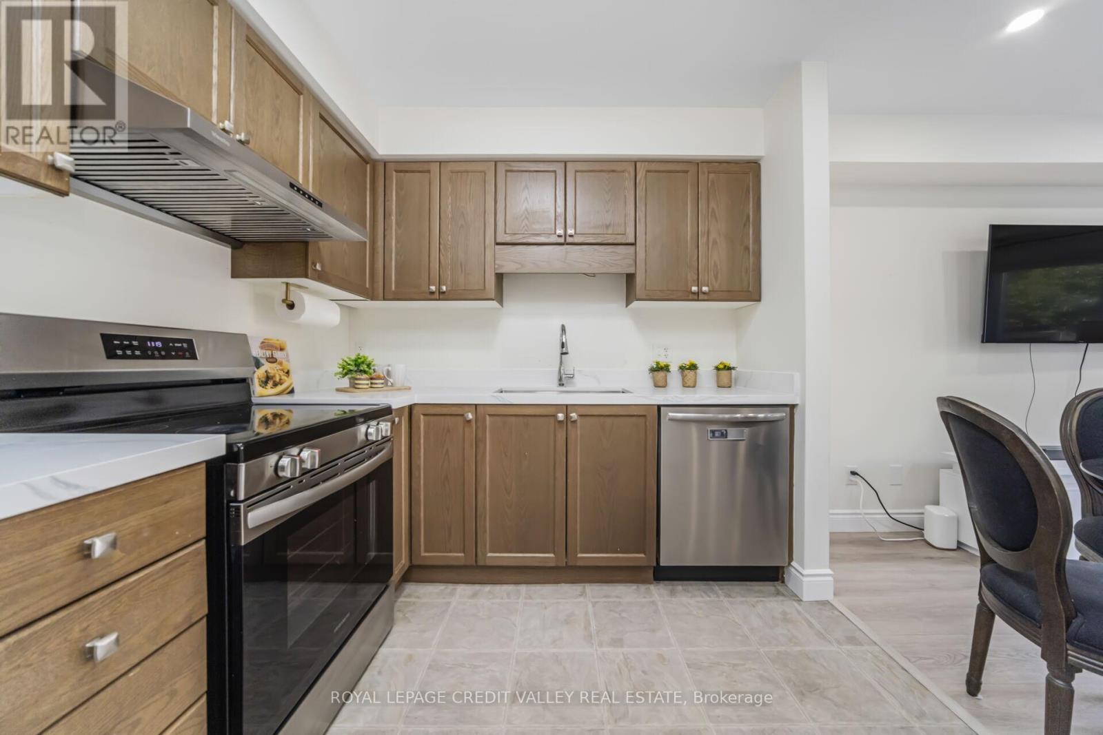 58 Rockcliffe Drive, Kitchener, Ontario  N2R 1W5 - Photo 12 - X12440305