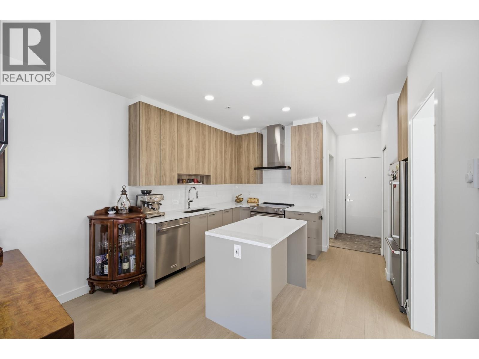 309 7588 16th Street, Burnaby, British Columbia  V3N 0H8 - Photo 3 - R3058396