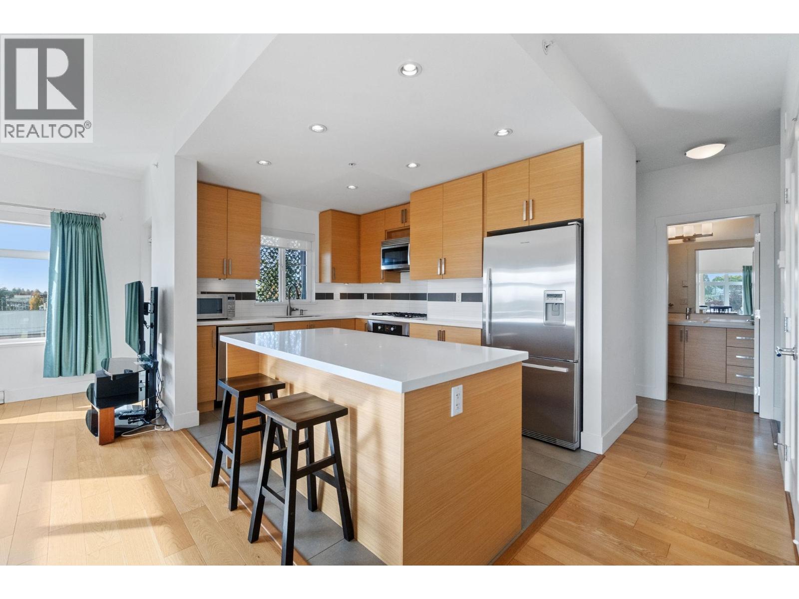 307 4710 Hastings Street, Burnaby, British Columbia  V5C 2K7 - Photo 2 - R3058162