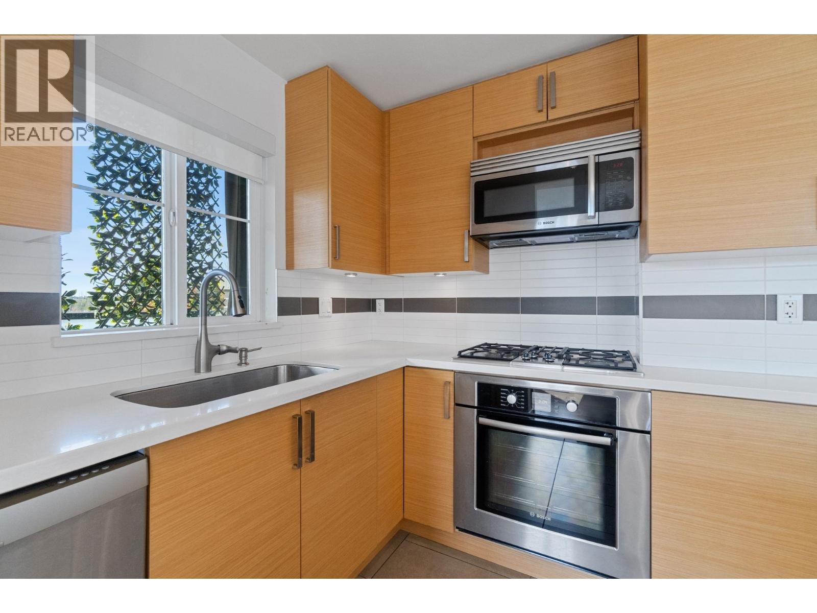 307 4710 Hastings Street, Burnaby, British Columbia  V5C 2K7 - Photo 3 - R3058162