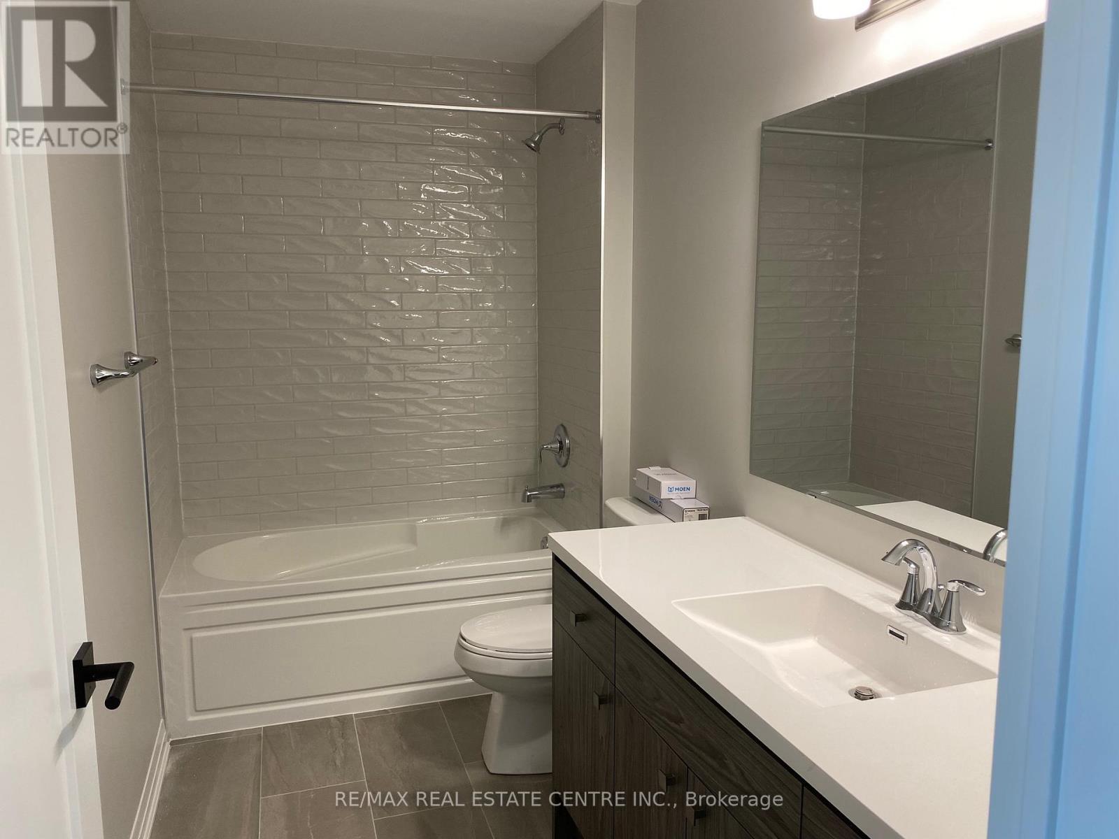 228 - 95 Dundas Street W, Oakville, Ontario  L6M 5N3 - Photo 12 - W12460955