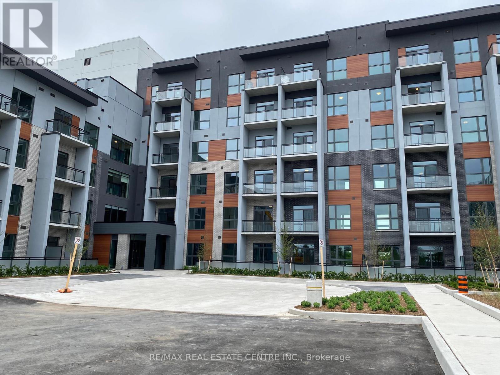 228 - 95 Dundas Street W, Oakville, Ontario  L6M 5N3 - Photo 3 - W12460955