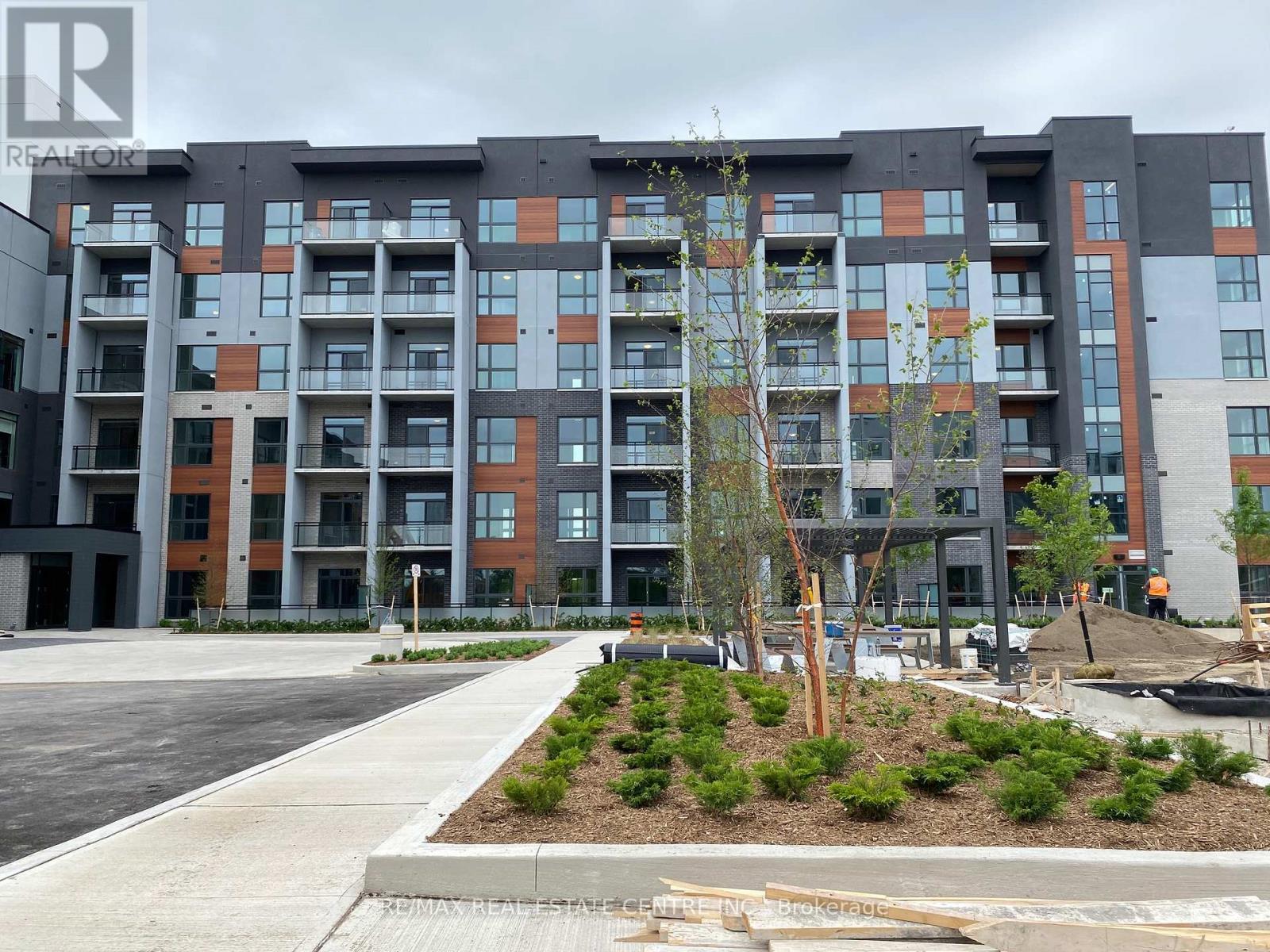 228 - 95 Dundas Street W, Oakville, Ontario  L6M 5N3 - Photo 2 - W12460955