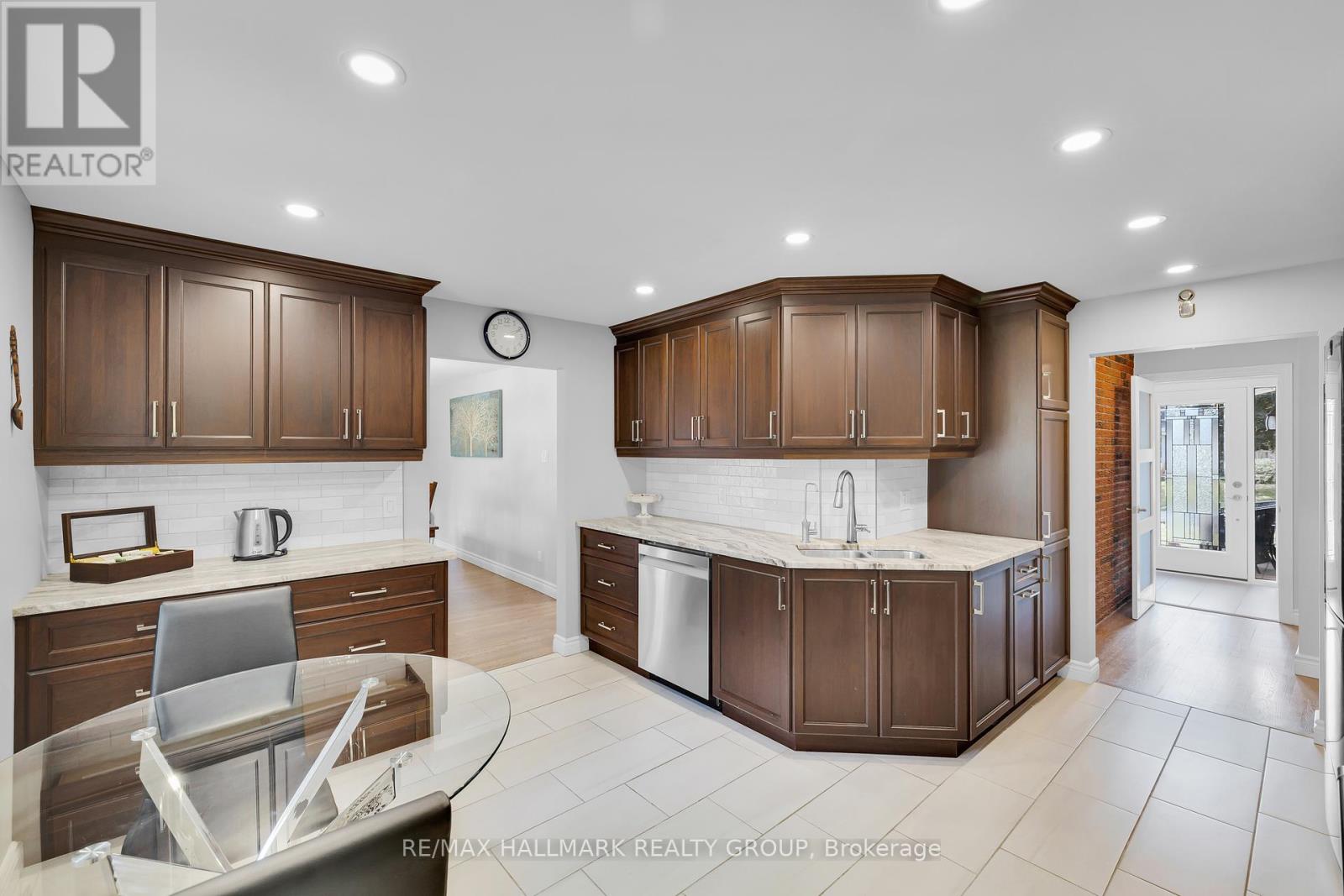118 Queensline Drive, Ottawa, Ontario  K2H 7J5 - Photo 14 - X12462048