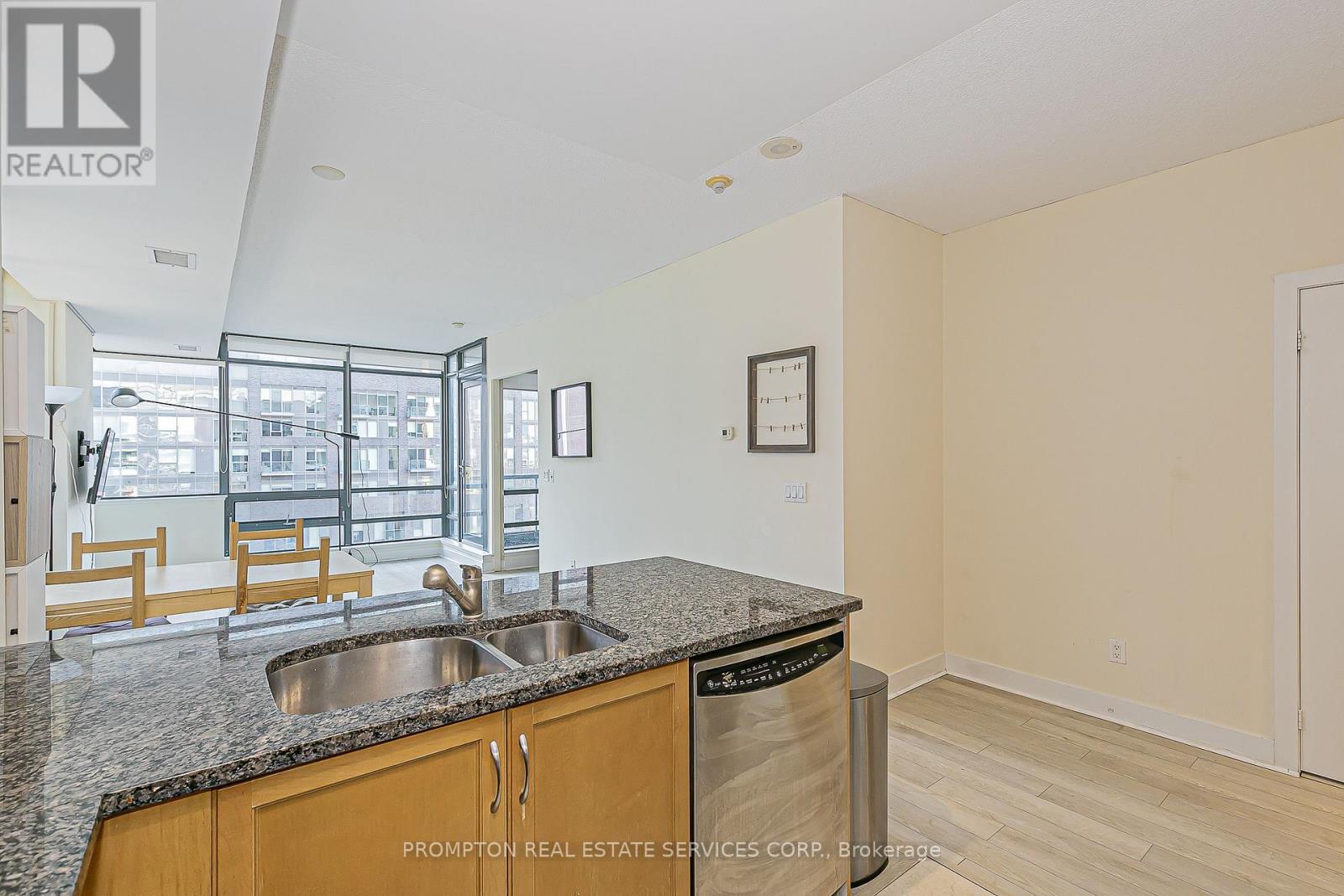 1216 - 438 King Street W, Toronto, Ontario  M5V 3T9 - Photo 6 - C12461912