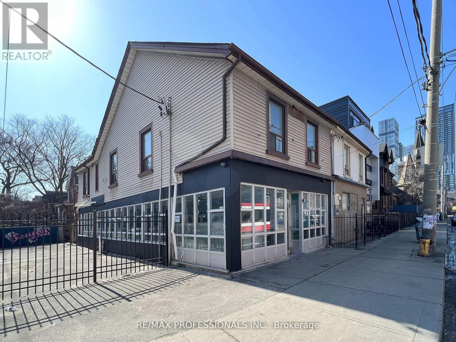 Main - 345 Dundas Street E, Toronto, Ontario  M5A 2A2 - Photo 2 - C12461947