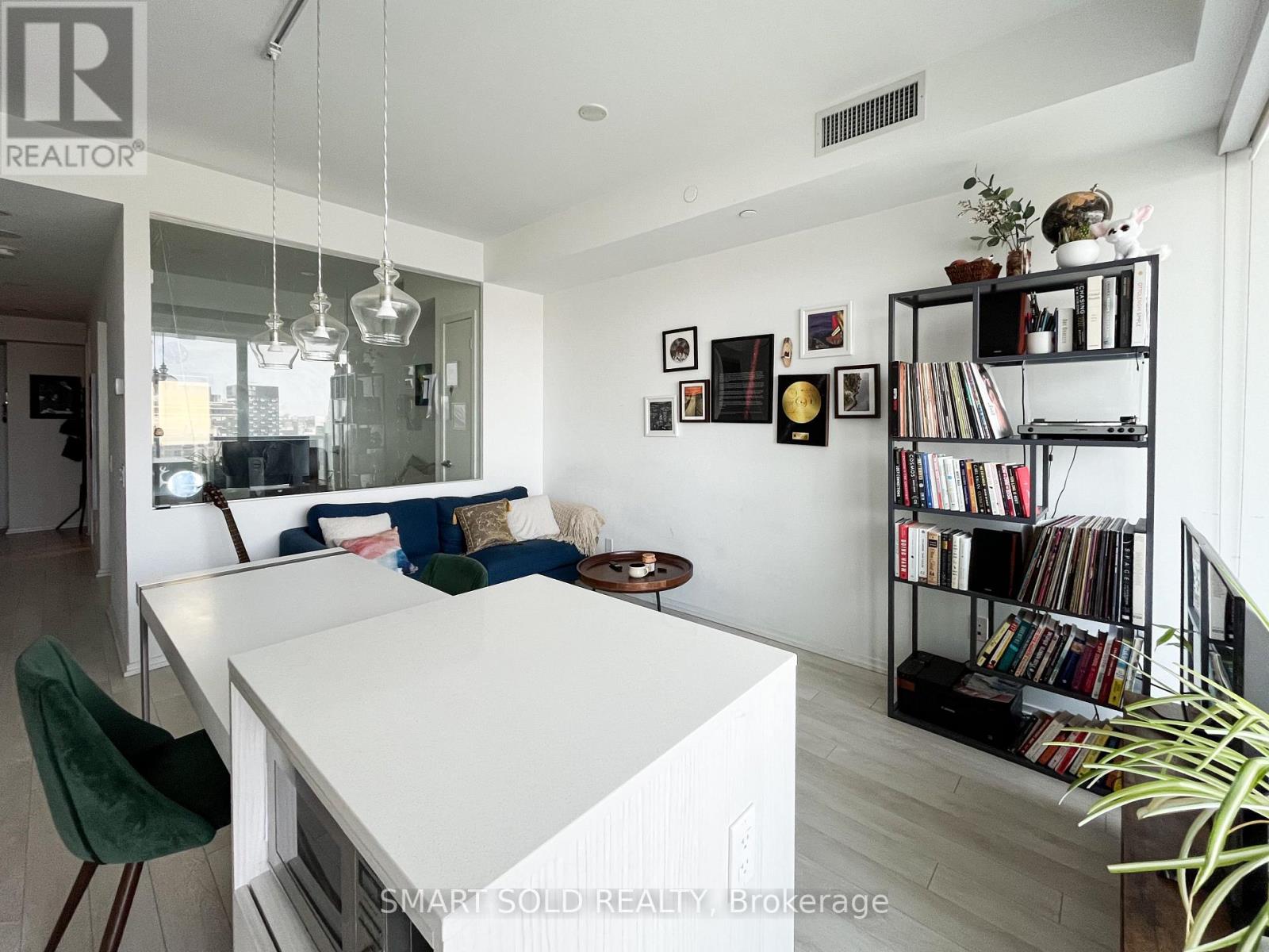 2403 - 197 Yonge Street, Toronto, Ontario  M5B 1M4 - Photo 6 - C12461999