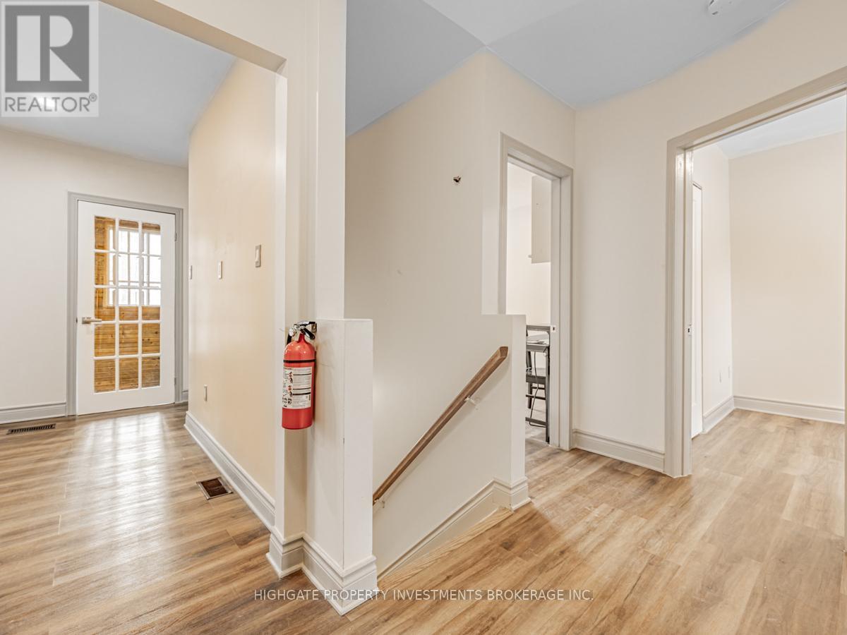 Upper - 6 Kew Beach Avenue, Toronto, Ontario  M4L 1B7 - Photo 18 - E12461924