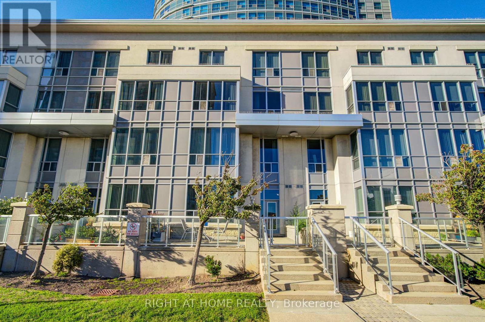TH112 - 36 LEE CENTRE DRIVE, Toronto, Ontario