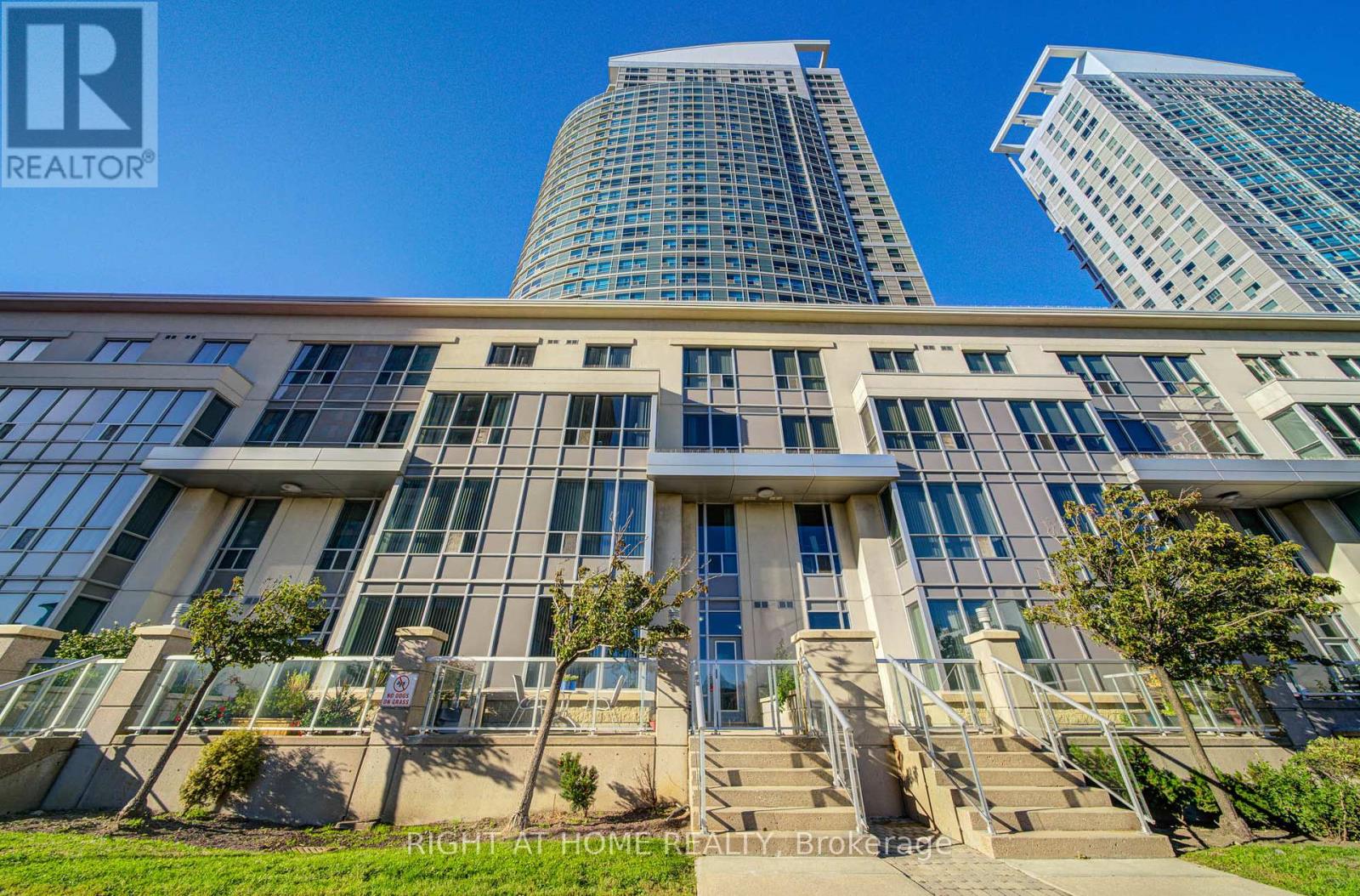 Th112 - 36 Lee Centre Drive, Toronto, Ontario  M1H 3K2 - Photo 2 - E12462037
