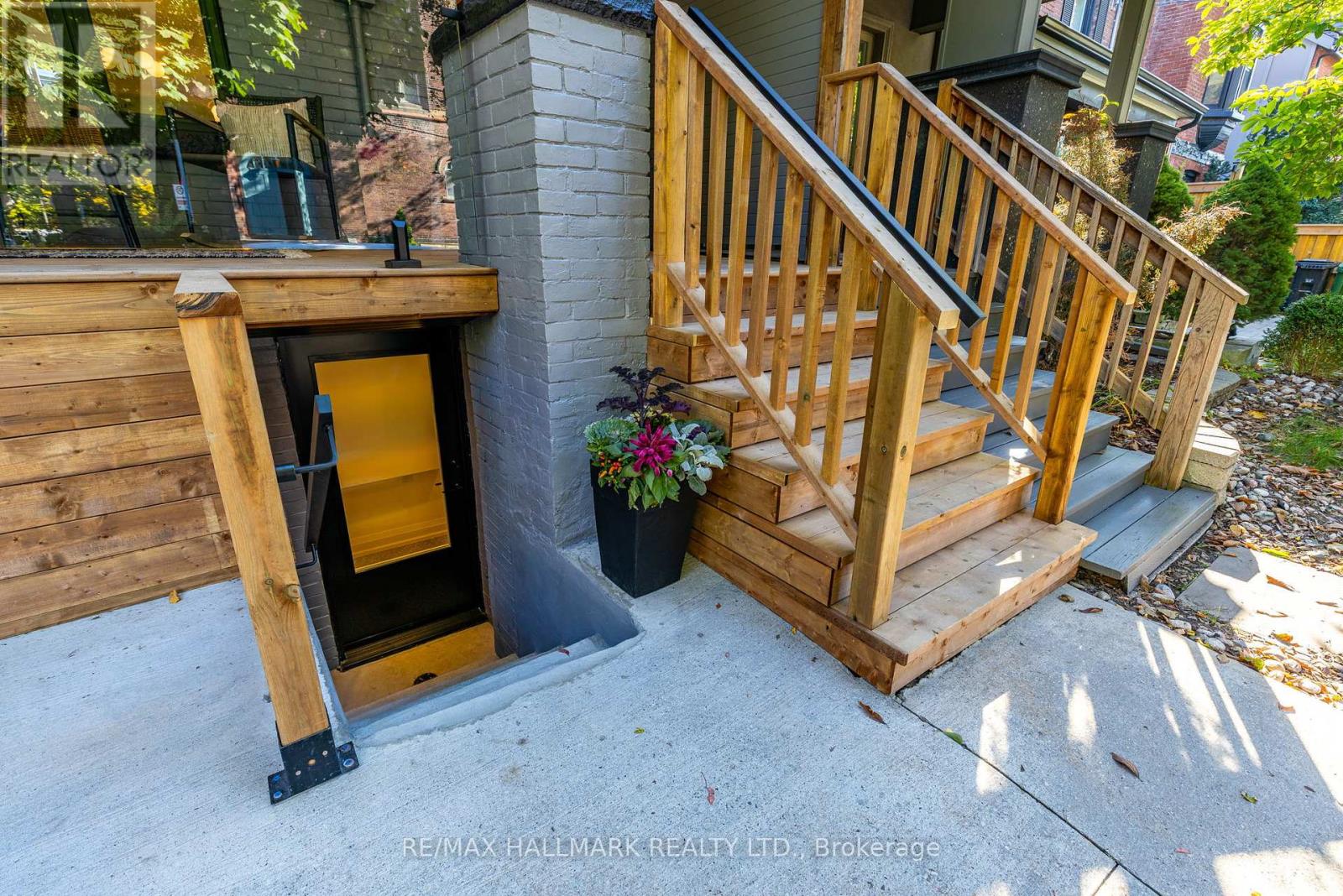 25 Howland Road, Toronto, Ontario  M4K 2Z4 - Photo 4 - E12462074