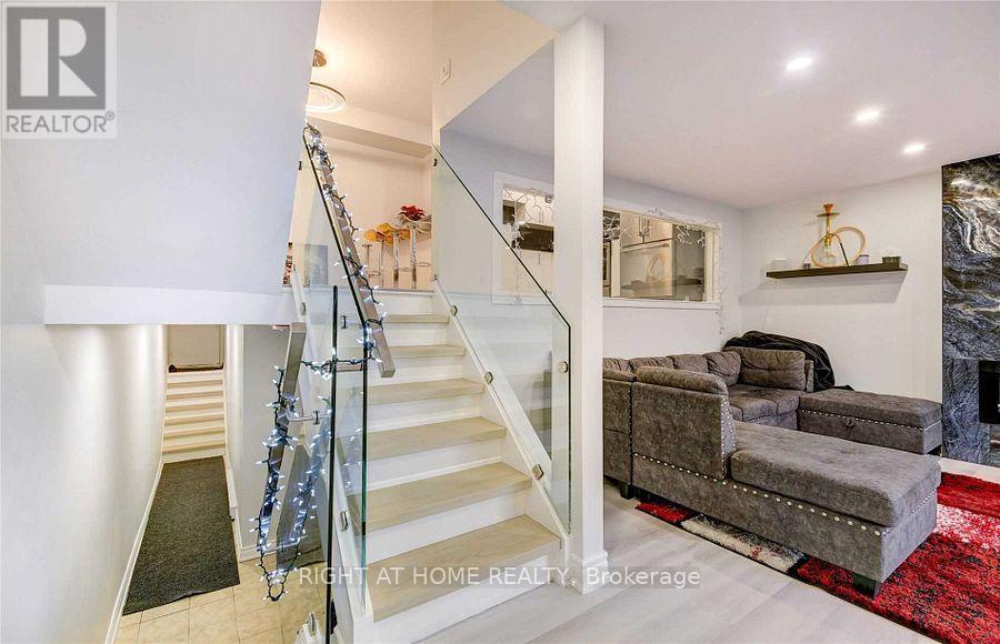 24 Springfair Avenue, Aurora, Ontario  L4G 3M2 - Photo 3 - N12461887