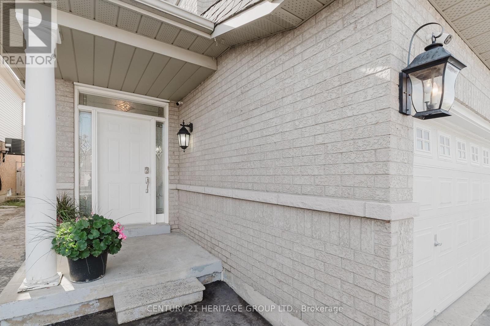 601 Mcbean Avenue, Newmarket, Ontario  L3X 2L5 - Photo 2 - N12461889