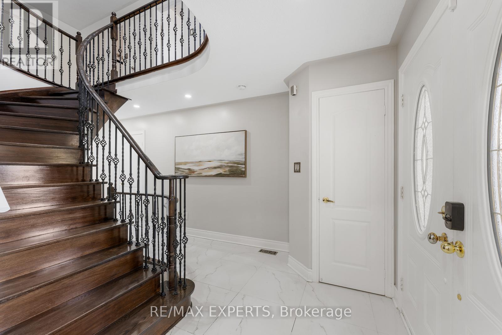 147 Ashton Drive, Vaughan, Ontario  L6A 2T8 - Photo 5 - N12461901