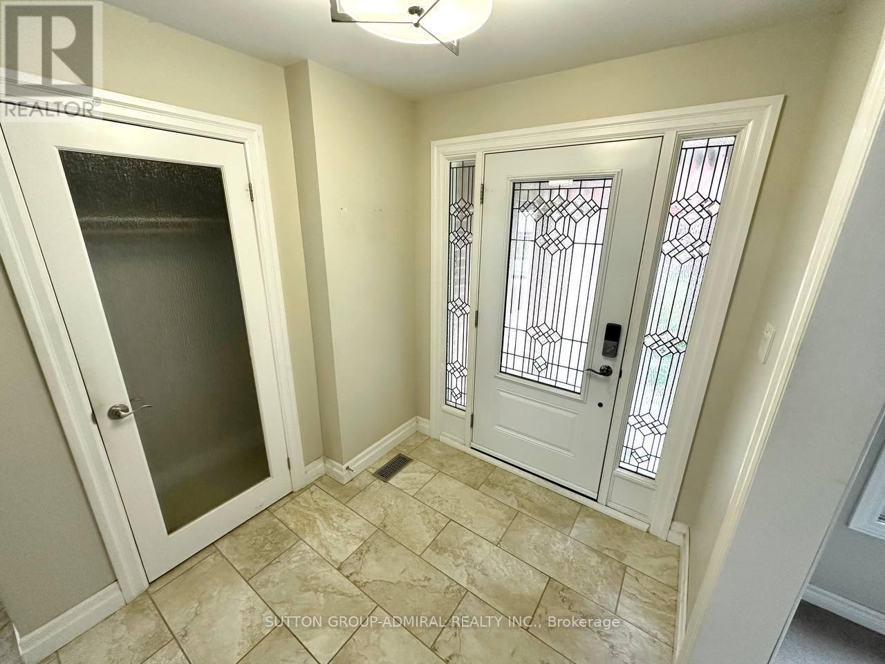 102 Hazelwood Drive, Newmarket, Ontario  L3Y 3G3 - Photo 2 - N12461983