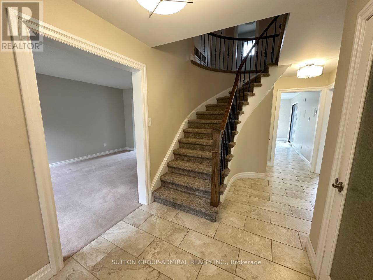 102 Hazelwood Drive, Newmarket, Ontario  L3Y 3G3 - Photo 3 - N12461983