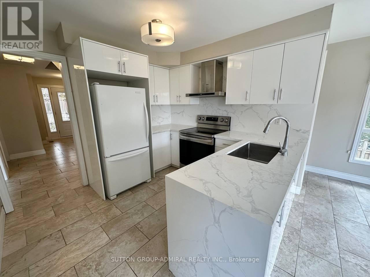 102 Hazelwood Drive, Newmarket, Ontario  L3Y 3G3 - Photo 4 - N12461983