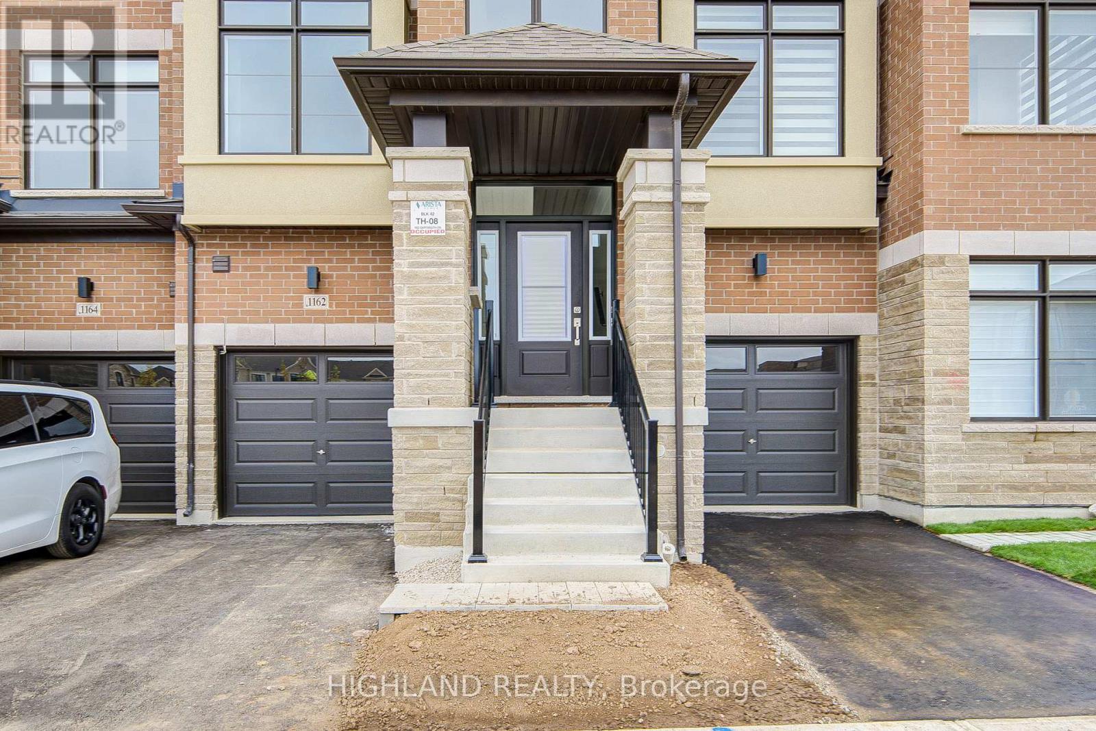 1162 Dartmouth Crescent, Oakville, Ontario  L6H 8C3 - Photo 2 - W12461939