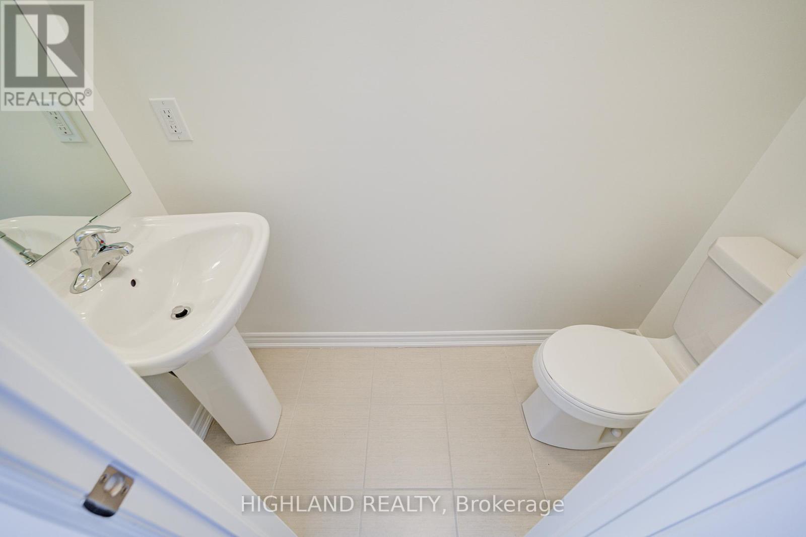 1162 Dartmouth Crescent, Oakville, Ontario  L6H 8C3 - Photo 3 - W12461939