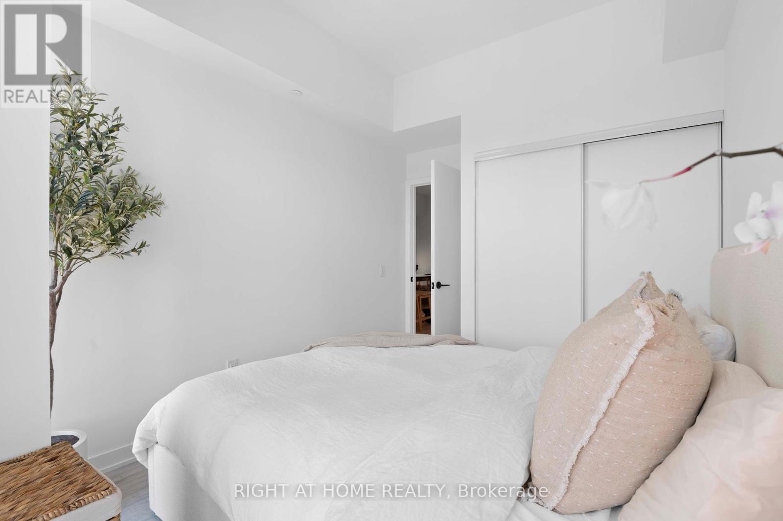 403 - 220 Missinnihe Way, Mississauga, Ontario  L5H 0A9 - Photo 4 - W12461945