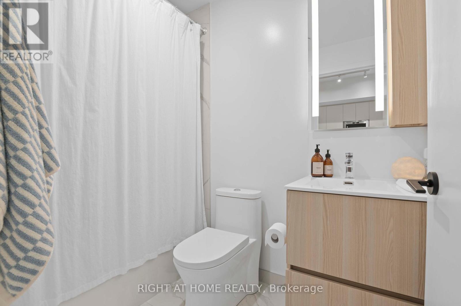 403 - 220 Missinnihe Way, Mississauga, Ontario  L5H 0A9 - Photo 8 - W12461945