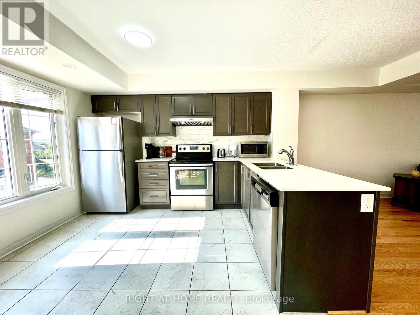 91 - 2280 Baronwood Drive, Oakville, Ontario  L6M 0K4 - Photo 6 - W12461953