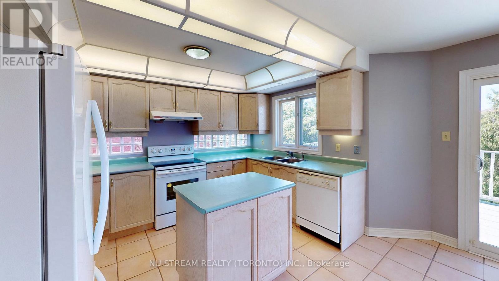 1337 Daniel Creek Road, Mississauga, Ontario  L5V 1V3 - Photo 11 - W12461971
