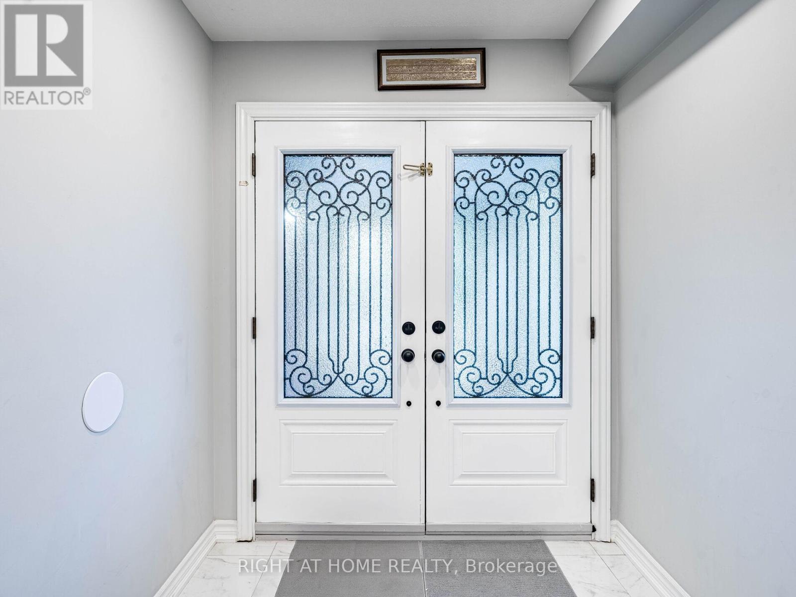 1156 Prestonwood Crescent, Mississauga, Ontario  L5V 2V3 - Photo 4 - W12462058