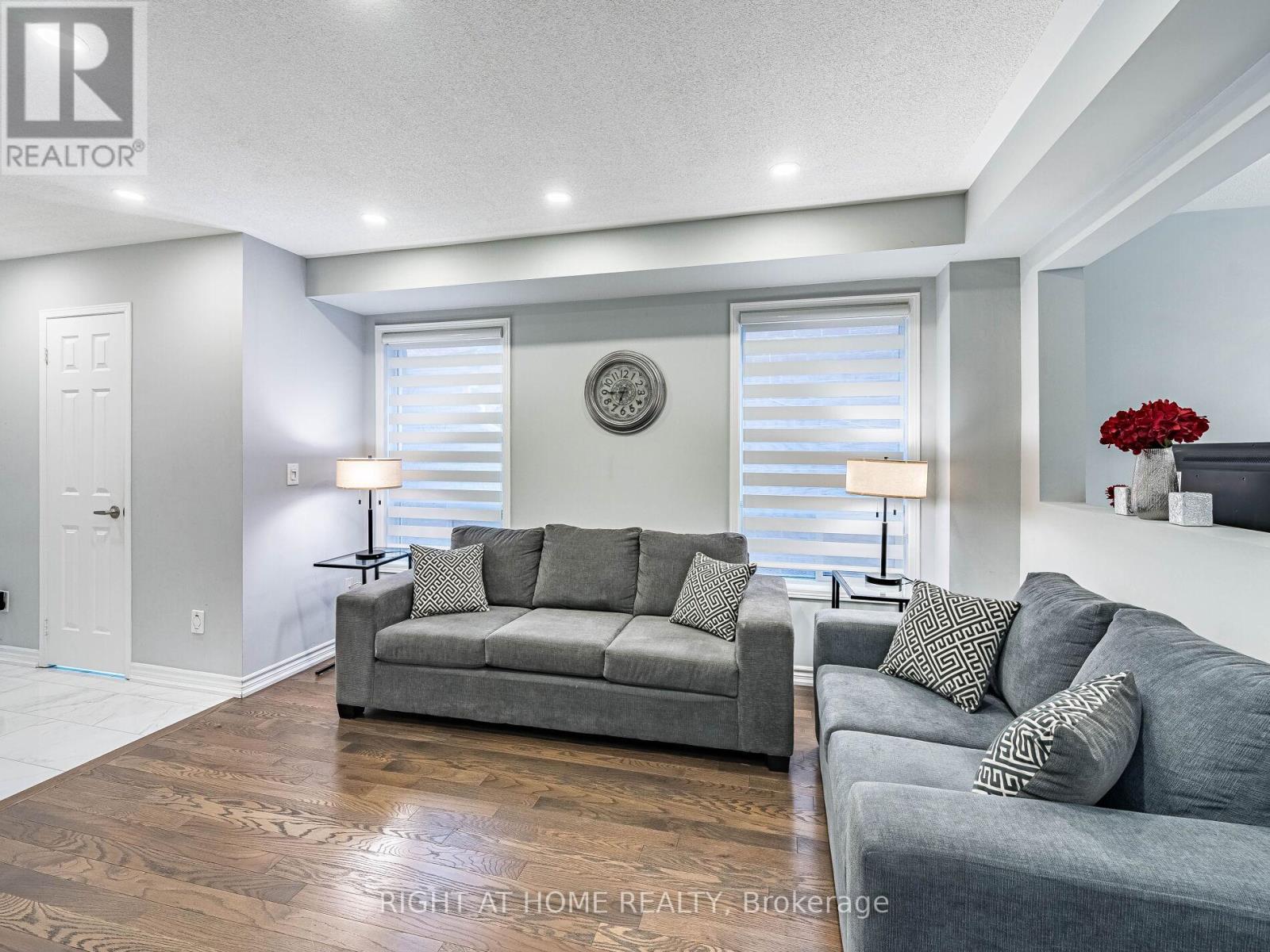 1156 Prestonwood Crescent, Mississauga, Ontario  L5V 2V3 - Photo 8 - W12462058