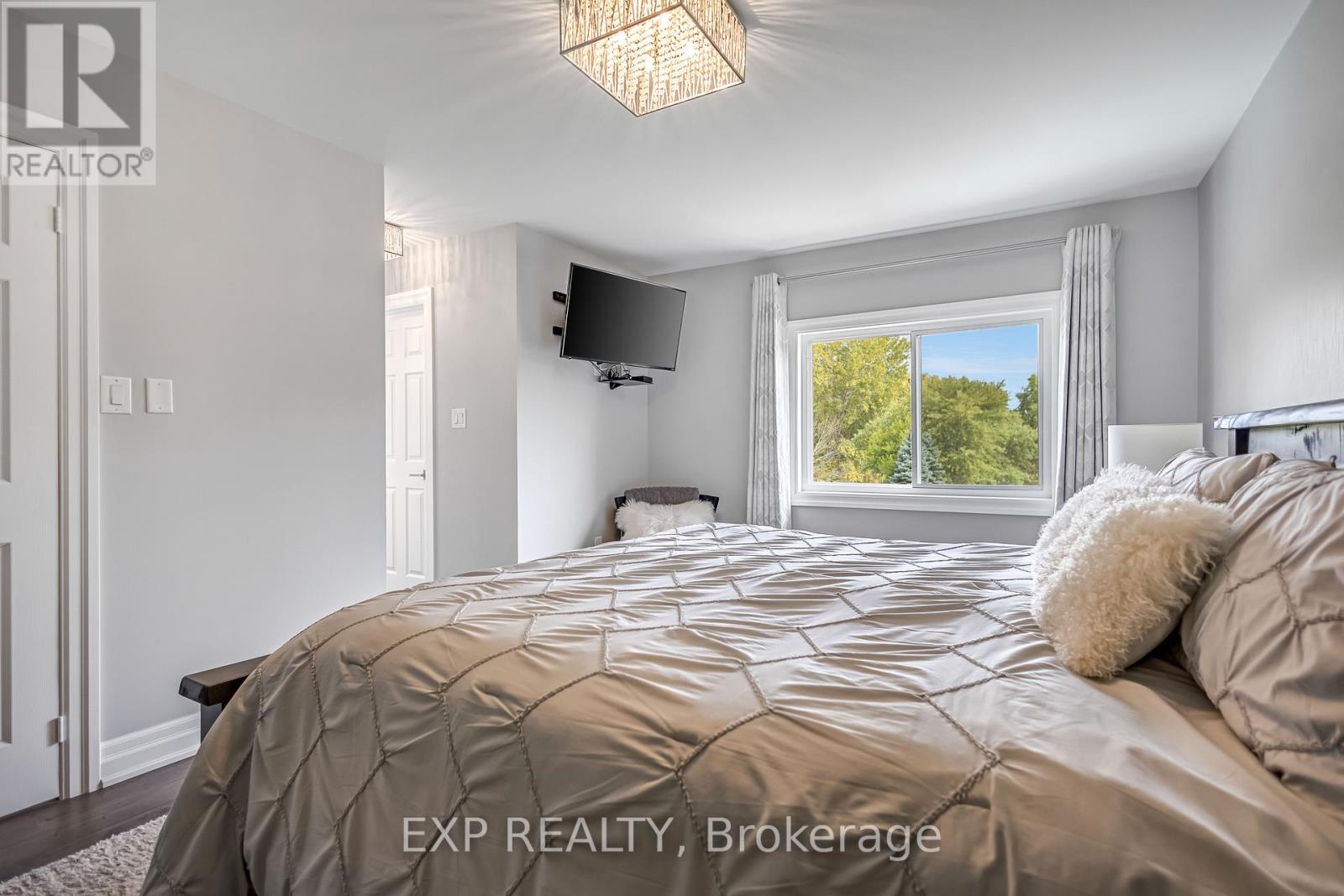 2403 Whitehorn Drive, Burlington, Ontario  L7L 7N4 - Photo 20 - W12462060