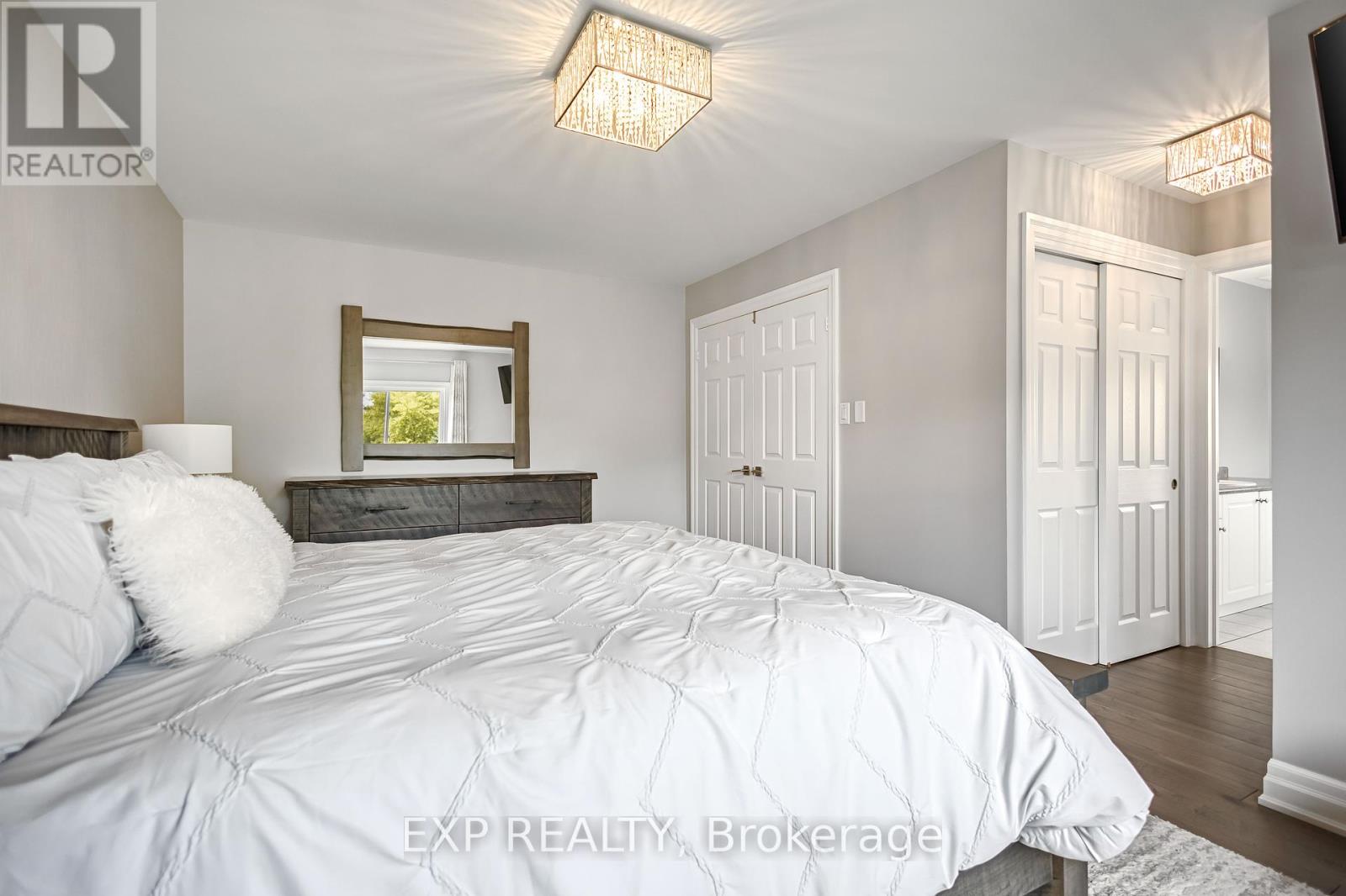 2403 Whitehorn Drive, Burlington, Ontario  L7L 7N4 - Photo 21 - W12462060