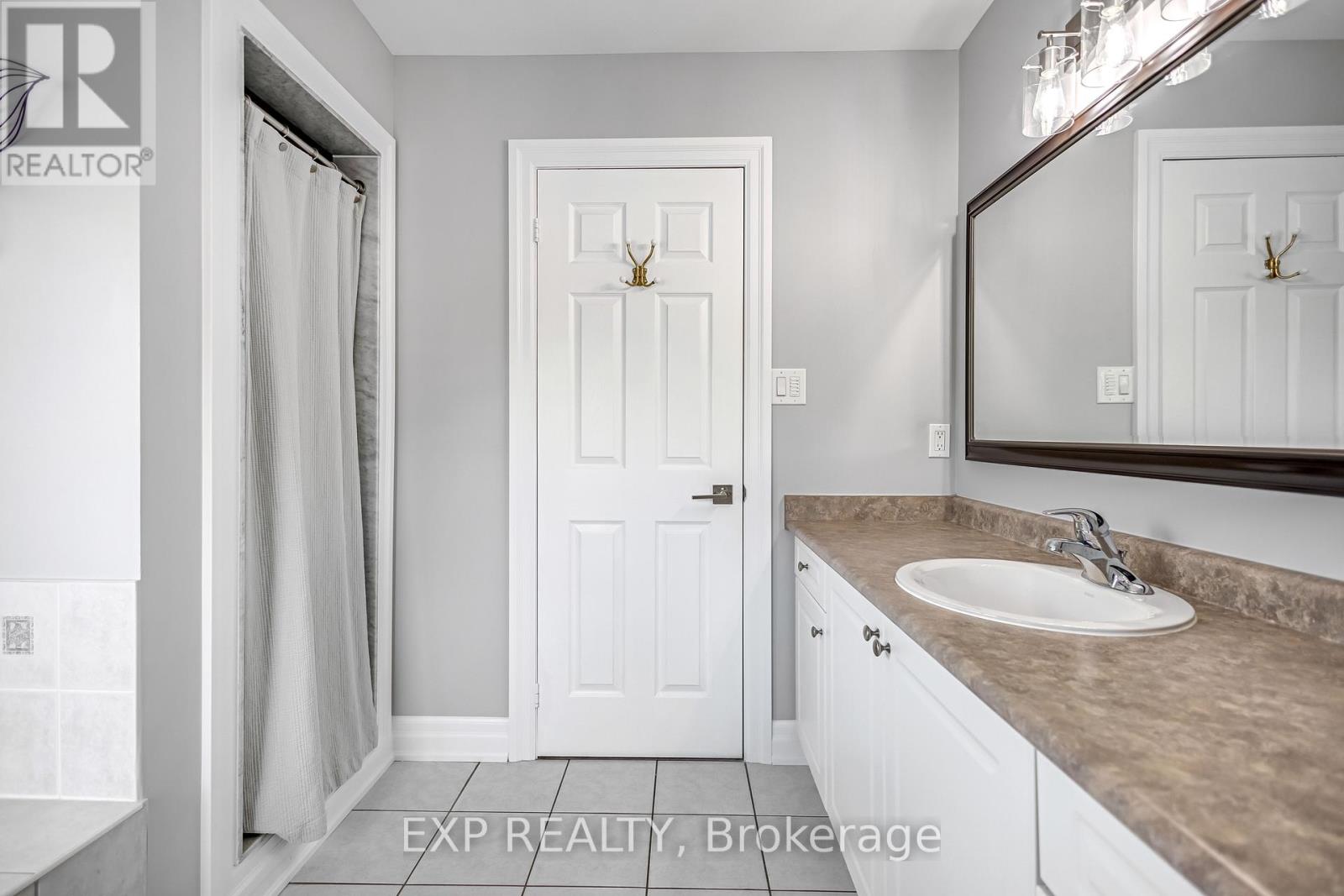 2403 Whitehorn Drive, Burlington, Ontario  L7L 7N4 - Photo 23 - W12462060