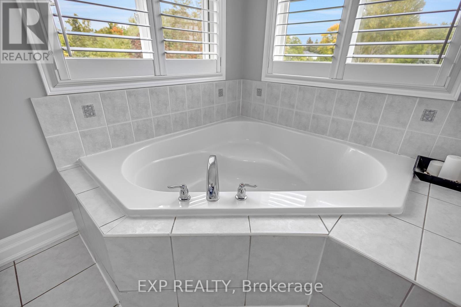 2403 Whitehorn Drive, Burlington, Ontario  L7L 7N4 - Photo 24 - W12462060