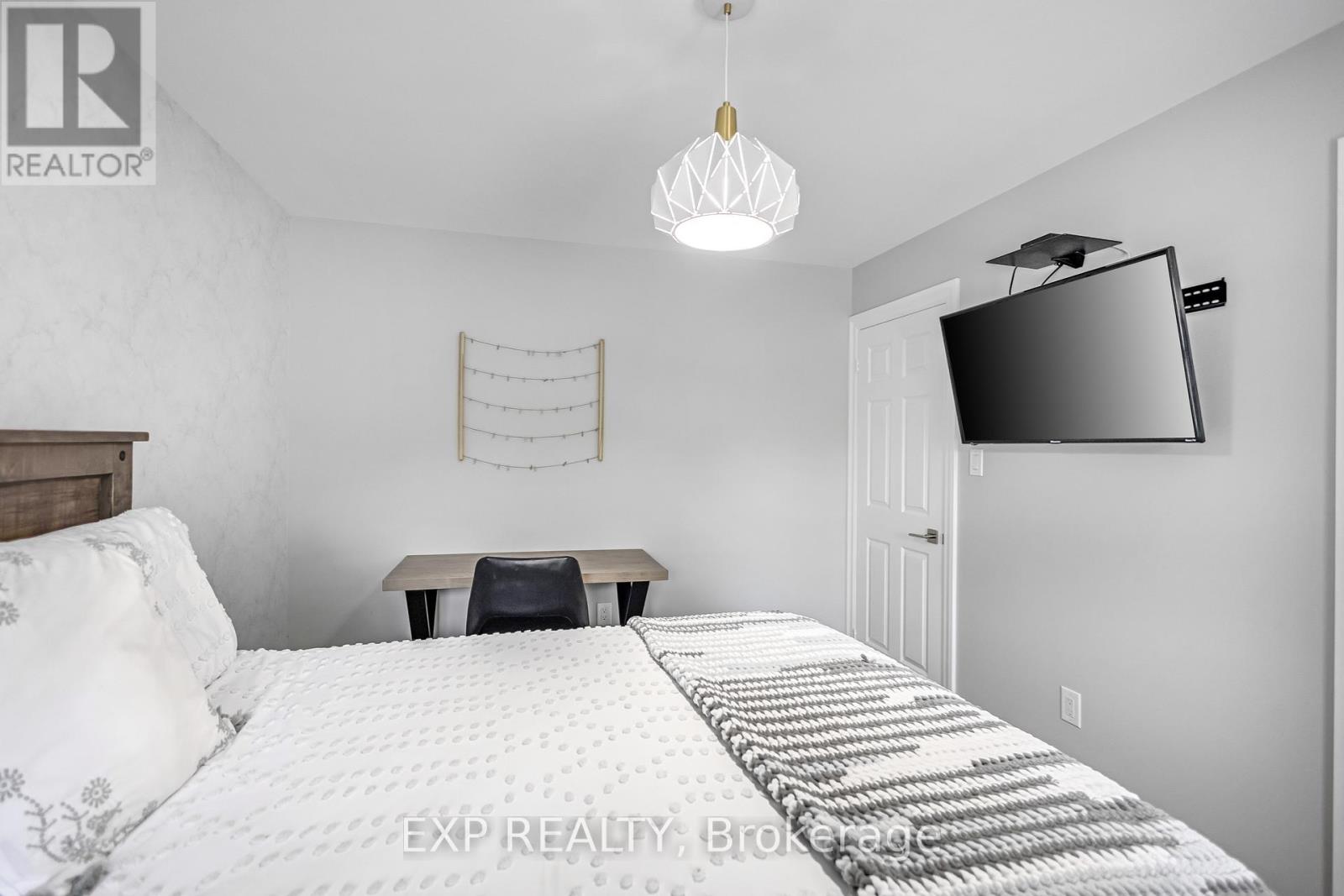 2403 Whitehorn Drive, Burlington, Ontario  L7L 7N4 - Photo 27 - W12462060