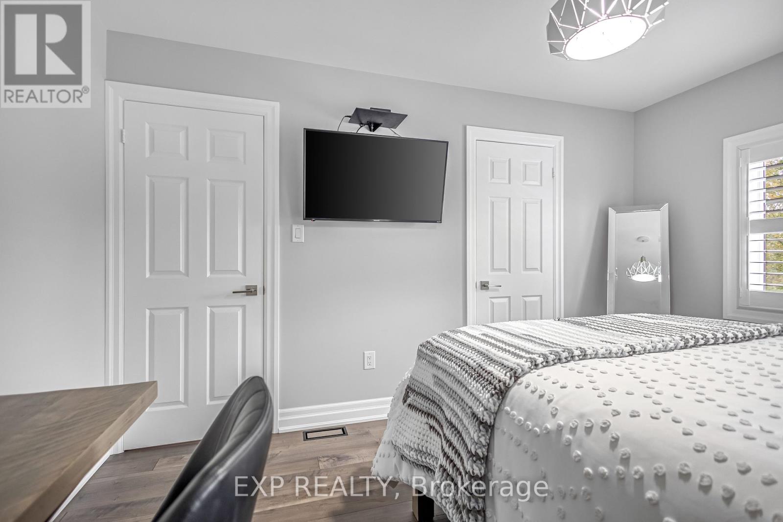 2403 Whitehorn Drive, Burlington, Ontario  L7L 7N4 - Photo 28 - W12462060