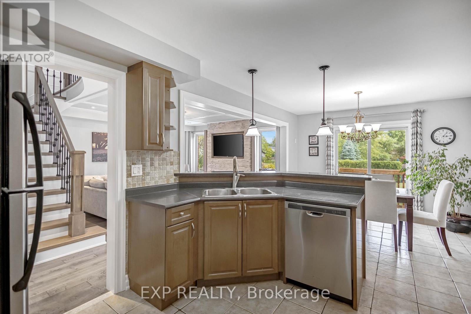 2403 Whitehorn Drive, Burlington, Ontario  L7L 7N4 - Photo 7 - W12462060
