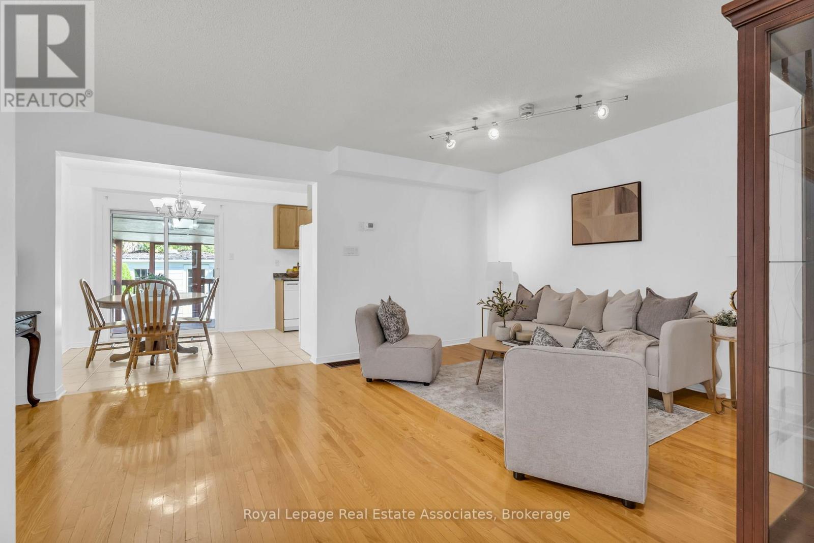 69 Lonestar Crescent, Brampton, Ontario  L7A 2J1 - Photo 4 - W12462071