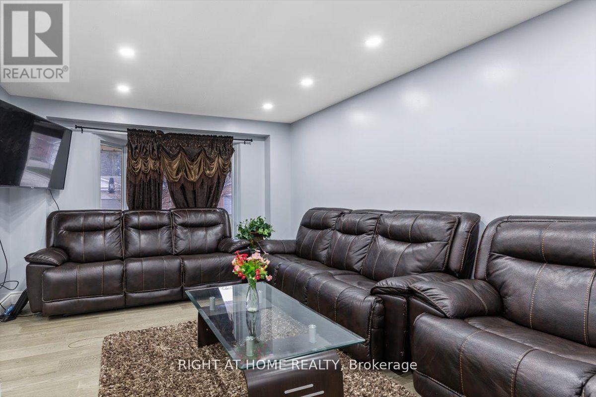 275 Tagge Crescent, Kitchener, Ontario  N2K 3R7 - Photo 5 - X12461986
