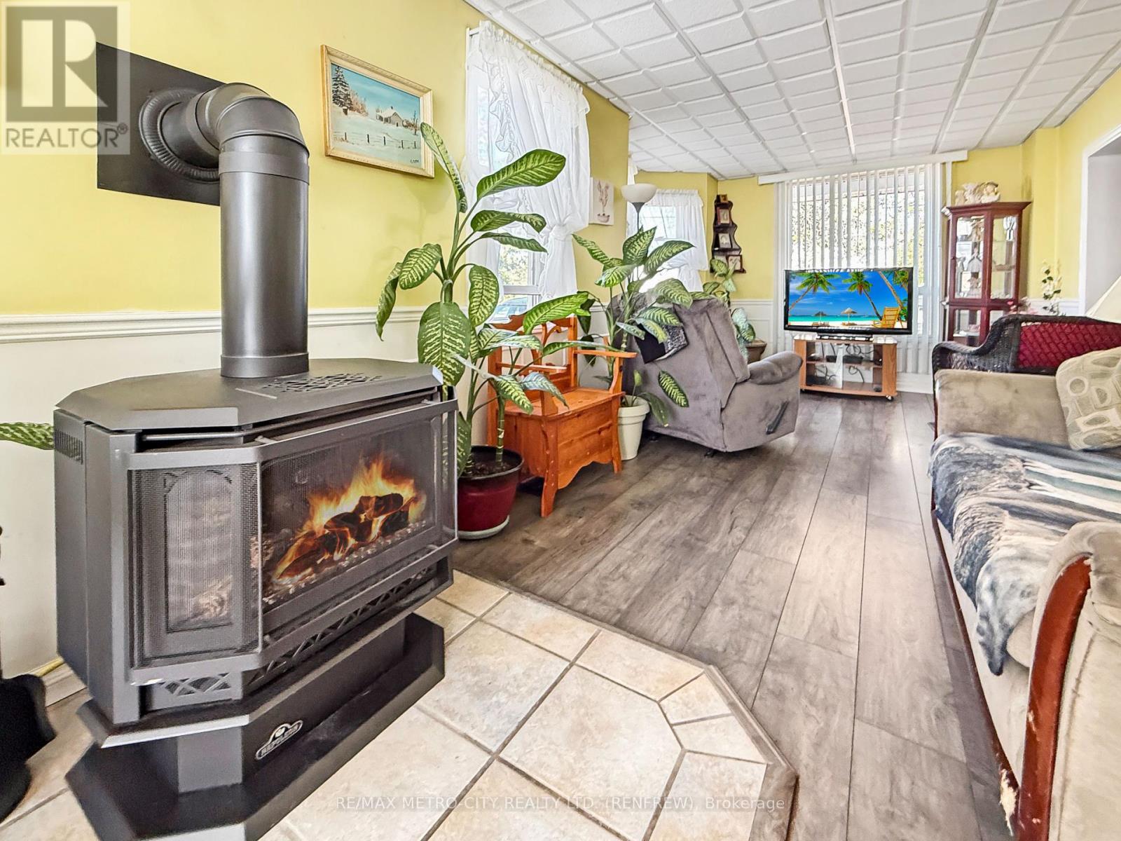 330 Mclean Street, Renfrew, Ontario  K7V 1B3 - Photo 12 - X12462096