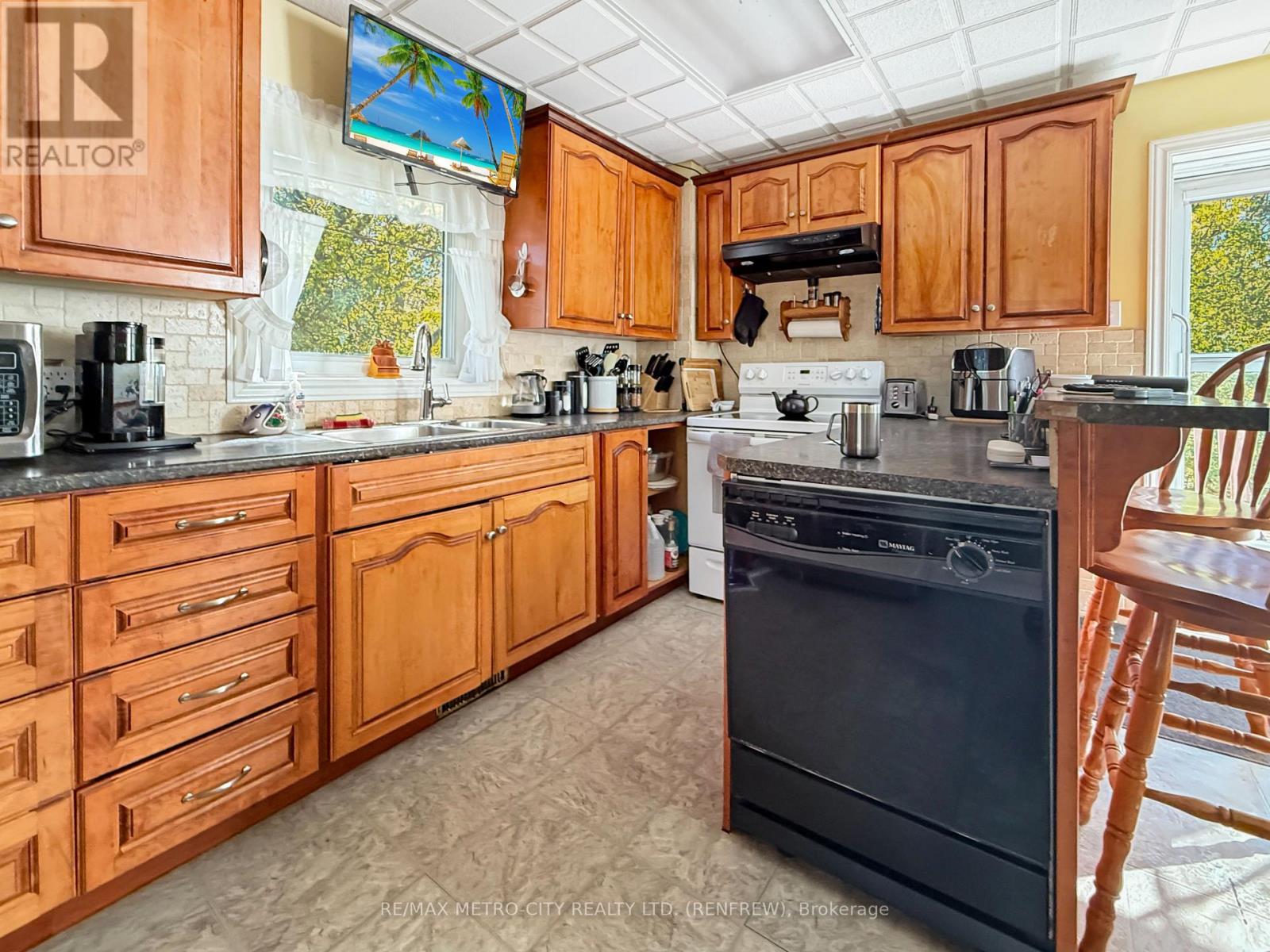 330 Mclean Street, Renfrew, Ontario  K7V 1B3 - Photo 5 - X12462096