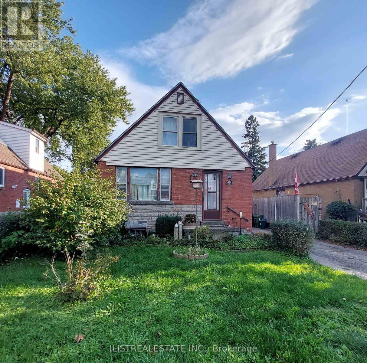 29 Holland Avenue, Toronto, Ontario  M4B 2C4 - Photo 2 - E12462100